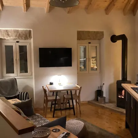 The Donkey Hut A Unique Tiny-home Apartman *